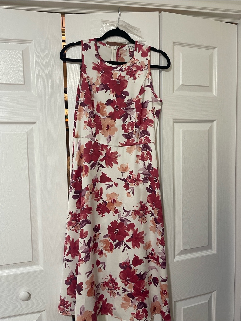cleo Sleeveless Floral Midi Dress in White and Burgundy